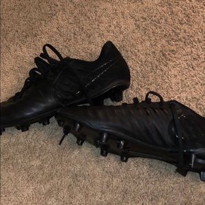 All Black NIKE Tiempos (Men)